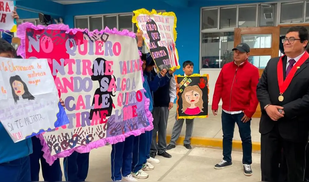 Durante el evento, De la Cuba instó a la población escolar a trabajar por una sociedad menos violenta y más justa.