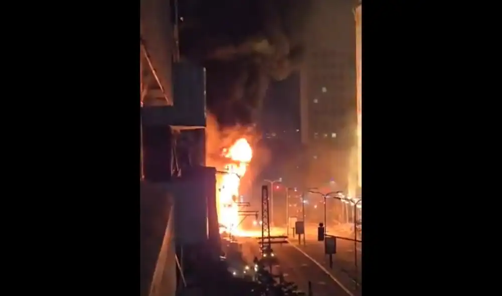El incendio sucedió en la noche del lunes 18 de noviembre. Foto: captura de pantalla / X El incendio sucedió en la noche del lunes 18 de noviembre. Foto: captura de pantalla / X