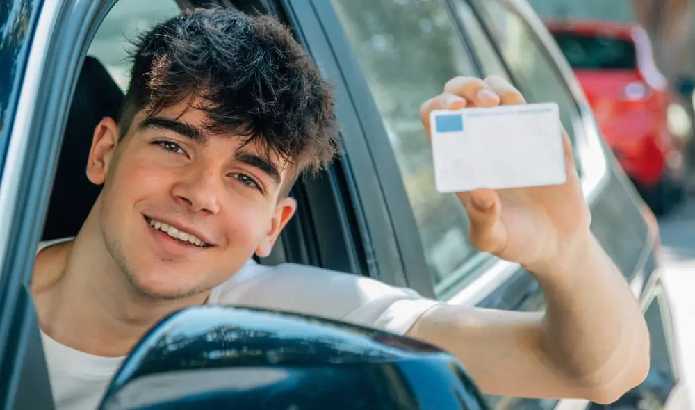 Obtener una licencia de conducir en EE. UU. a los 16 años es posible si cumples los requisitos estatales, pero incluye restricciones para novatos. Conoce las normas y requisitos fundamentales. Foto: Siempre Auto Obtener una licencia de conducir en EE. UU. a los 16 años es posible si cumples los requisitos estatales, pero incluye restricciones para novatos. Conoce las normas y requisitos fundamentales. Foto: Siempre Auto