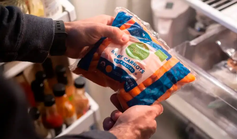 El brote de E. Coli, que ya dejó un fallecido, se dio a raíz de la presencia de la bacteria en zanahorias orgánicas, según reportes. Foto: CNN