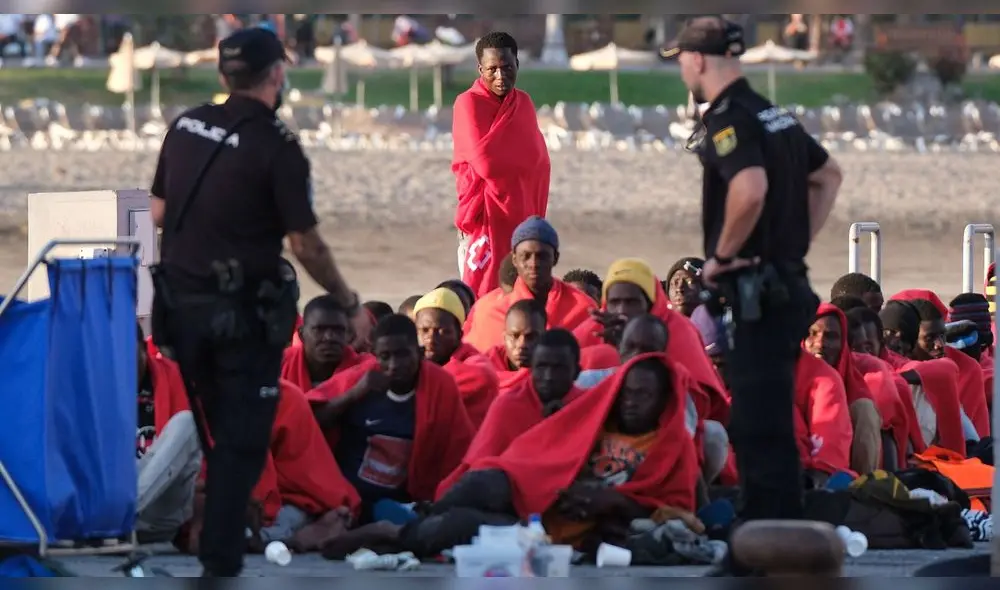 España requiere entre 250.000 y 300.000 trabajadores extranjeros al año para sostener su estado de bienestar, destacando la inmigración como clave para el equilibrio demográfico y económico. Foto: Efe