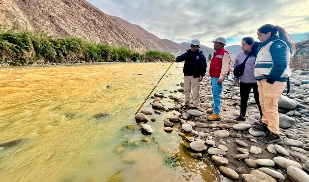 El gerente regional de Medio Ambiente, Fernando Mejía Vargas, informó los resultados al ministro Manero. Foto: Gobierno Regional de Arequipa