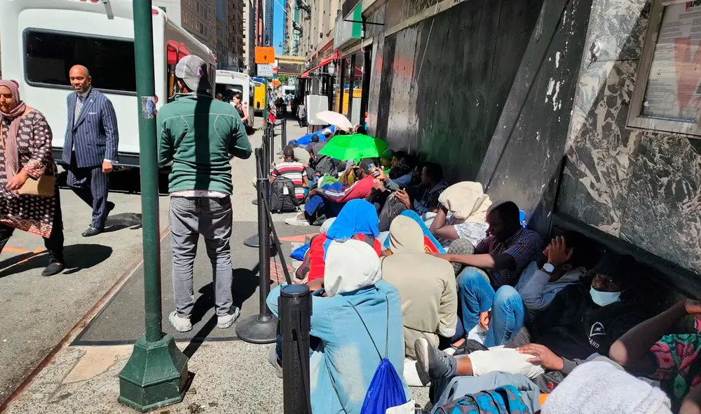 La situación se agrava con la incertidumbre laboral, dejando a estos individuos excluidos de apoyos vitales. Organizaciones comunitarias exigen cambios legislativos que brinden asistencia adecuada. Foto: Hola News