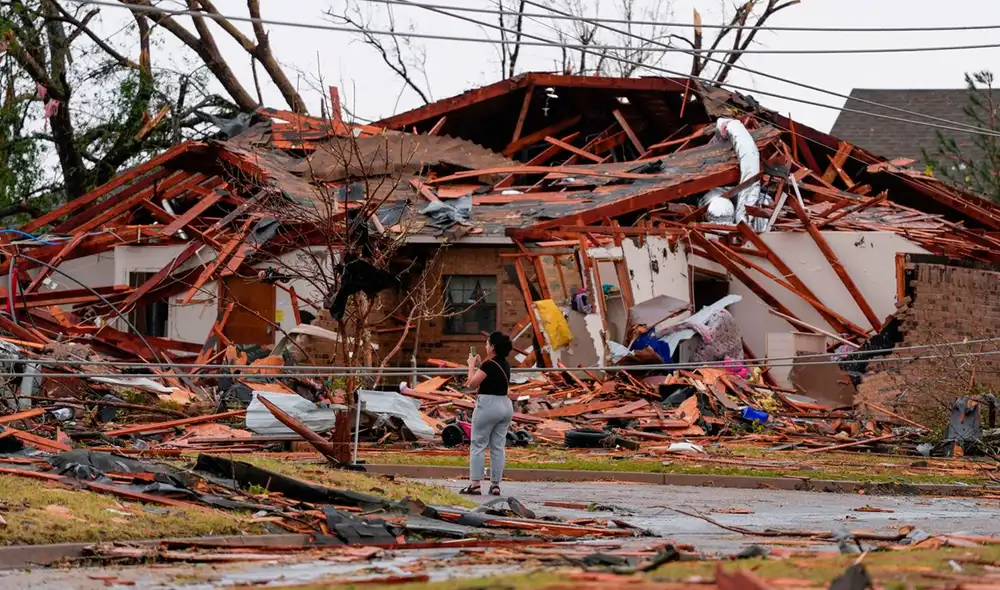 El tornado, que alcanzó vientos de 266 km/h, destruyó hogares y dejó a cientos de personas sin vivienda. La rápida reacción de la familia fue crucial para su supervivencia. Foto: CNN El tornado, que alcanzó vientos de 266 km/h, destruyó hogares y dejó a cientos de personas sin vivienda. La rápida reacción de la familia fue crucial para su supervivencia. Foto: CNN