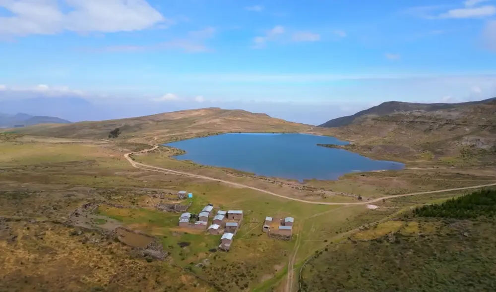 Dos lagunas acompañan el majestuoso paisaje de la 'Finlandia Limeña': Sansare y Ururí. Foto: captura / Traveleras - YouTube Dos lagunas acompañan el majestuoso paisaje de la 'Finlandia Limeña': Sansare y Ururí. Foto: captura / Traveleras - YouTube