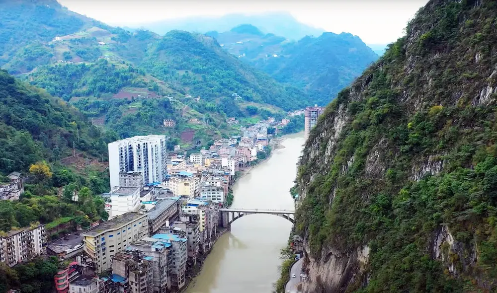 Dividida por el río Nanxi, Yanjin se extiende a lo largo de varios kilómetros, con edificios construidos sobre pilotes para mitigar inundaciones. Foto: captura Guizhou Li Jun/YouTube