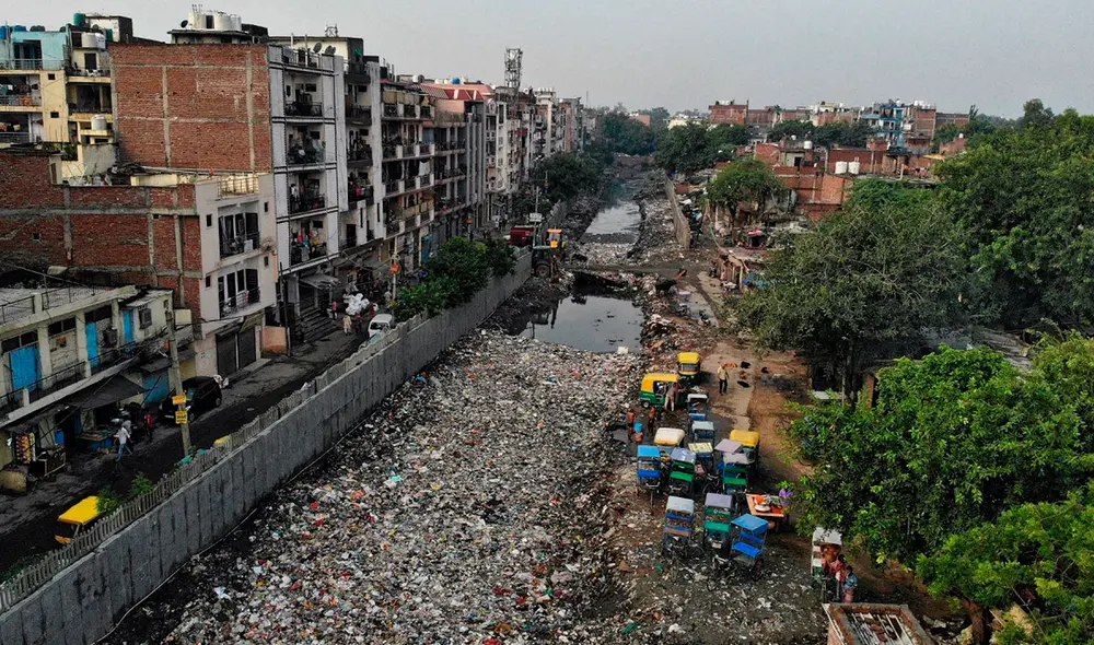En India recomiendan no acudir a trabajar si los centros laborales no tienen purificadores. Foto: Al diálogo. En India recomiendan no acudir a trabajar si los centros laborales no tienen purificadores. Foto: Al diálogo.