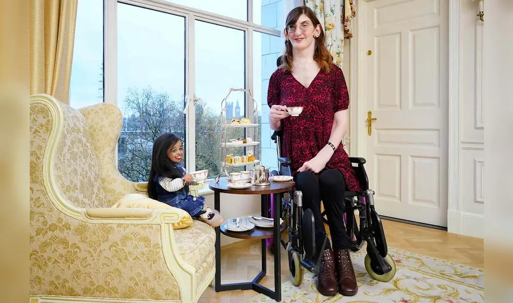 La imagen de Rumeysa y Jyoti tomando el té juntas es un gran recordatorio de la diversidad y el respeto. Foto: El País
