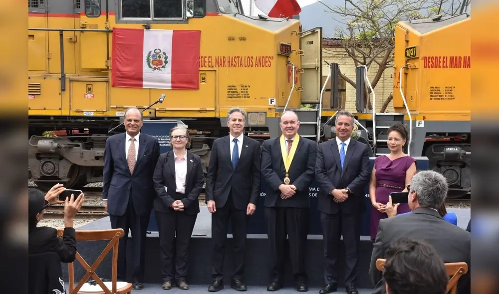 Juntos. El empresario Juan de Dios Olaechea (primero de la izquierda) es socio de alcalde de Lima, según La Encerrona. Juntos. El empresario Juan de Dios Olaechea (primero de la izquierda) es socio de alcalde de Lima, según La Encerrona.