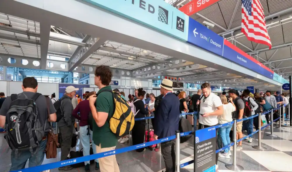 A partir del 2025, se requerirá este documento de identidad federal aprobado para abordar vuelos domésticos en Estados Unidos. Foto: Voz de América