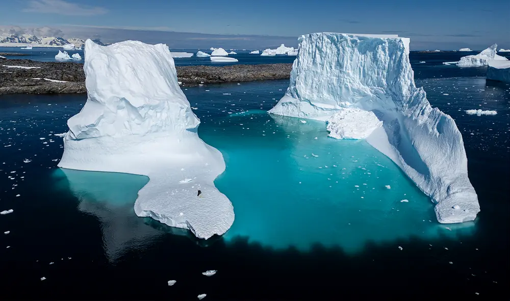 El deshielo acelerado del continente, especialmente en la Antártida oriental, podría elevar el nivel del mar en hasta 50 metros si se derritiera completamente. Foto: AFP