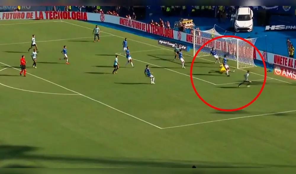 VAR anuló gol de Racing ante Cruzeiro