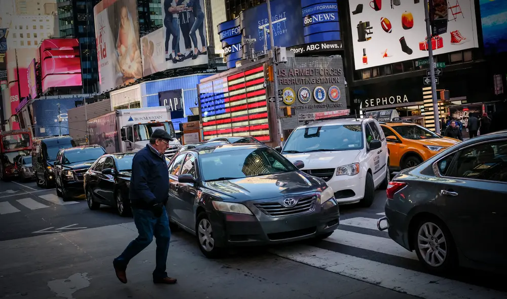 La gobernadora de Nueva York, Kathy Hochul decretó una nueva tarifa para transitar en la isla de Manhattan. Foto: AFP La gobernadora de Nueva York, Kathy Hochul decretó una nueva tarifa para transitar en la isla de Manhattan. Foto: AFP