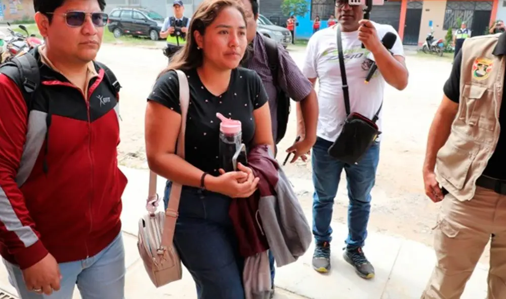 Padres y familiares esperan una investigación sobre accidente. Foto: Andina Padres y familiares esperan una investigación sobre accidente. Foto: Andina