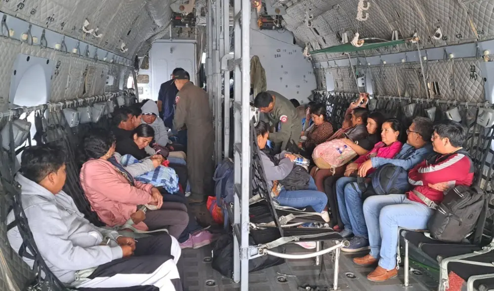 TRASLADO. Padres y alumnos sobrevivientes en avión Spartan. Foto: La República TRASLADO. Padres y alumnos sobrevivientes en avión Spartan. Foto: La República