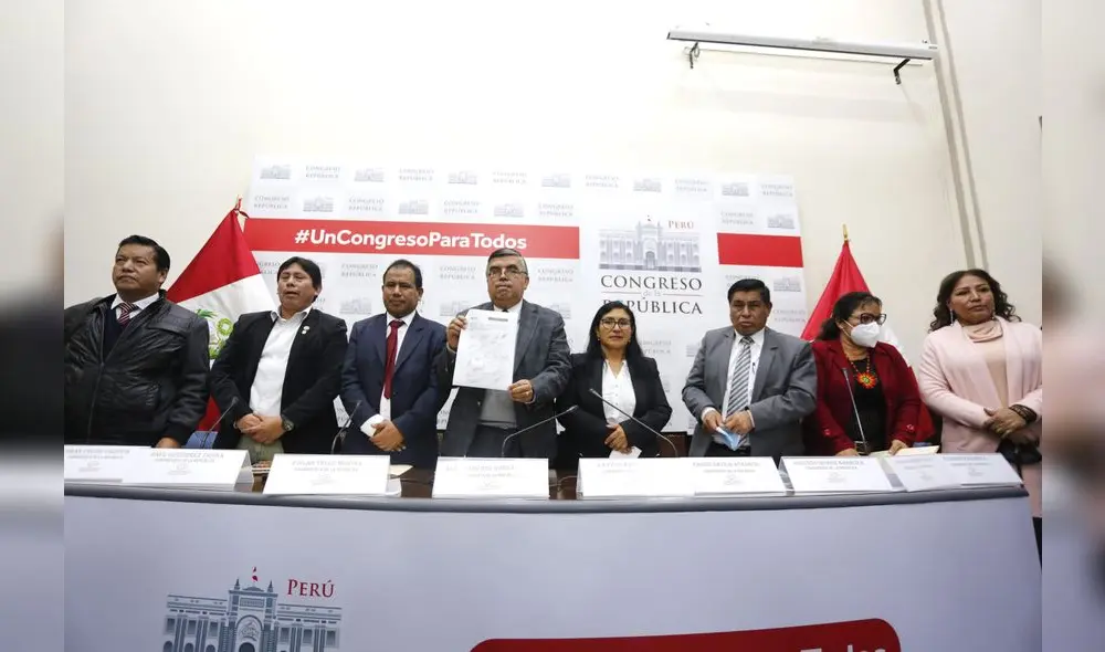 Algunos congresistas que promueven la iniciativa han desaprobado evaluaciones cuando eran docentes.