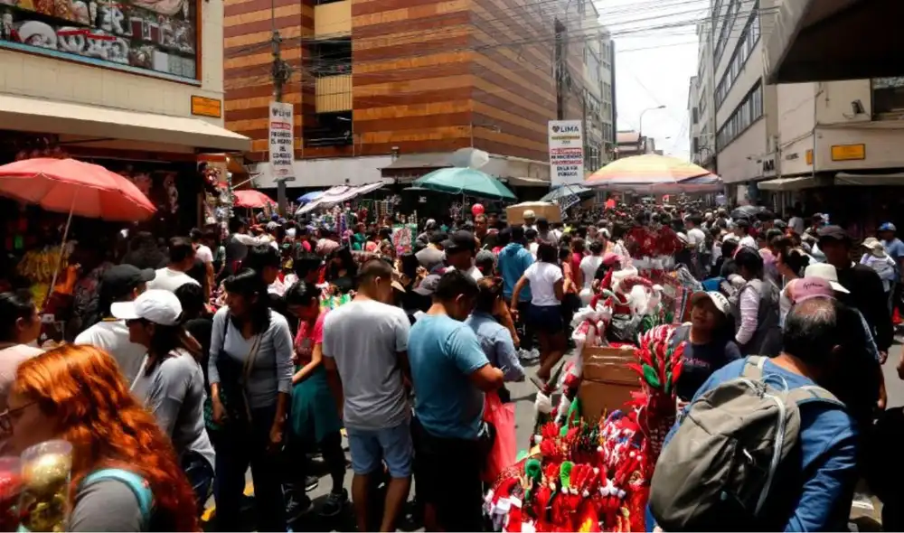 Mesa Redonda se llena de compradores con la llegada de la Navidad, y la Municipalidad de Lima ha implementado un plan de seguridad para garantizar un ambiente seguro. Foto: Carlos Contreras/LR