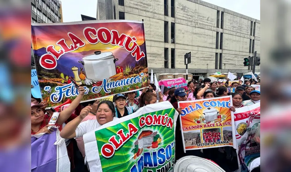 Reclaman. Madres y dirigentas de las ollas comunes señalan que la presidenta Boluarte vive desconectada de la realidad. Foto: Marcia Chahua / URPI-L