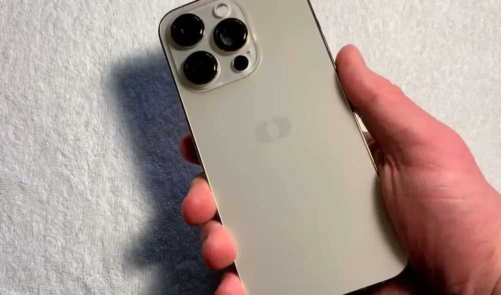 Así luce la parte trasera de este prototipo de iPhone. Foto: captura de YouTube/Apple Demo
