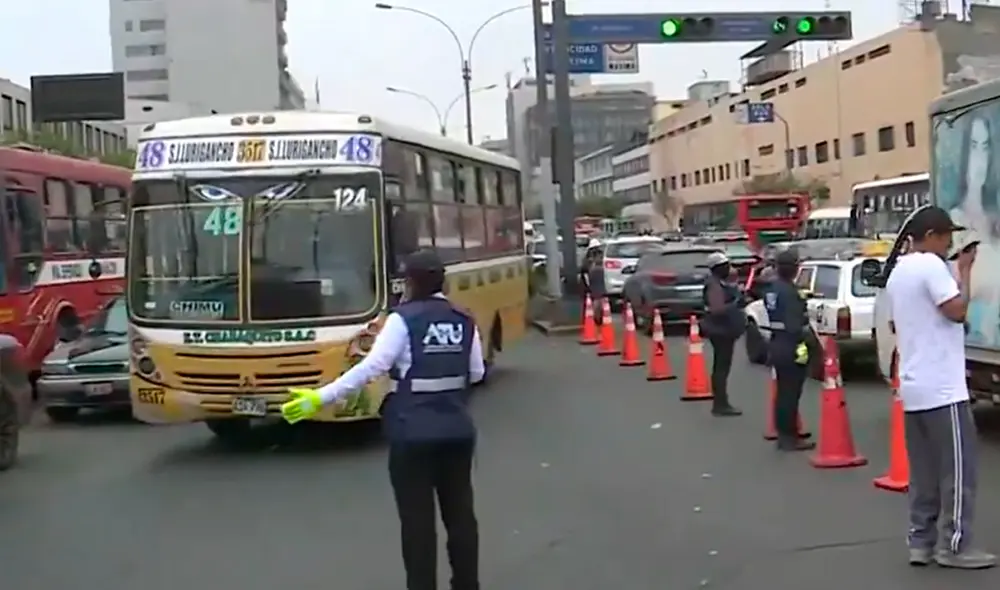 Buses de transporte público fueron desviados hacia el jr. Amazonas. Foto: captura/Canal N Buses de transporte público fueron desviados hacia el jr. Amazonas. Foto: captura/Canal N