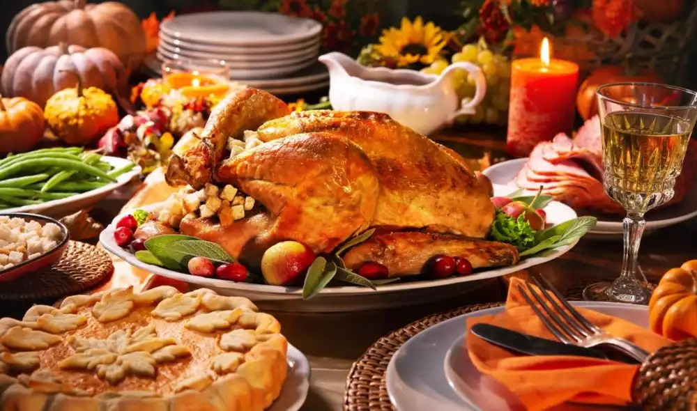 Heidi Diestel destaca que asar el pavo resalta su sabor natural y asegura que la salmuera es clave al usar el ahumador. En tanto, Todd English sugiere mantener la carne jugosa y evitar la sobrecocción. Foto: La Vanguardia Heidi Diestel destaca que asar el pavo resalta su sabor natural y asegura que la salmuera es clave al usar el ahumador. En tanto, Todd English sugiere mantener la carne jugosa y evitar la sobrecocción. Foto: La Vanguardia