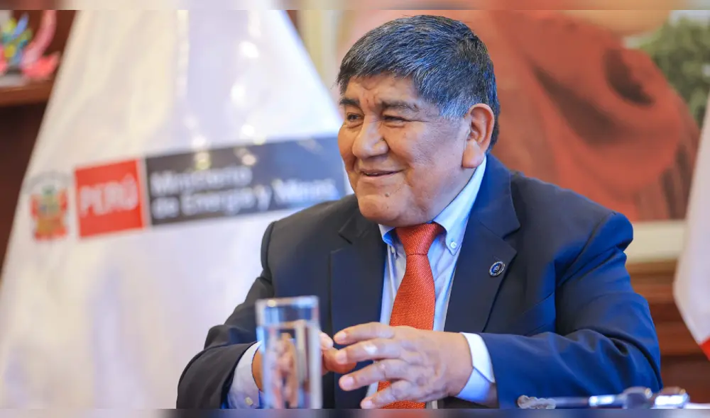 Ministro Rómulo Mucho presenta su carta de renuncia al cargo. Foto: Presidencia