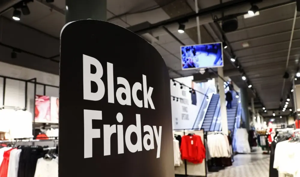 El Black Friday es un evento destacado en el que los negocios lanzan atractivas ofertas en sus productos, lo que marca el inicio de la temporada de compras navideñas. Foto: Andina El Black Friday es un evento destacado en el que los negocios lanzan atractivas ofertas en sus productos, lo que marca el inicio de la temporada de compras navideñas. Foto: Andina