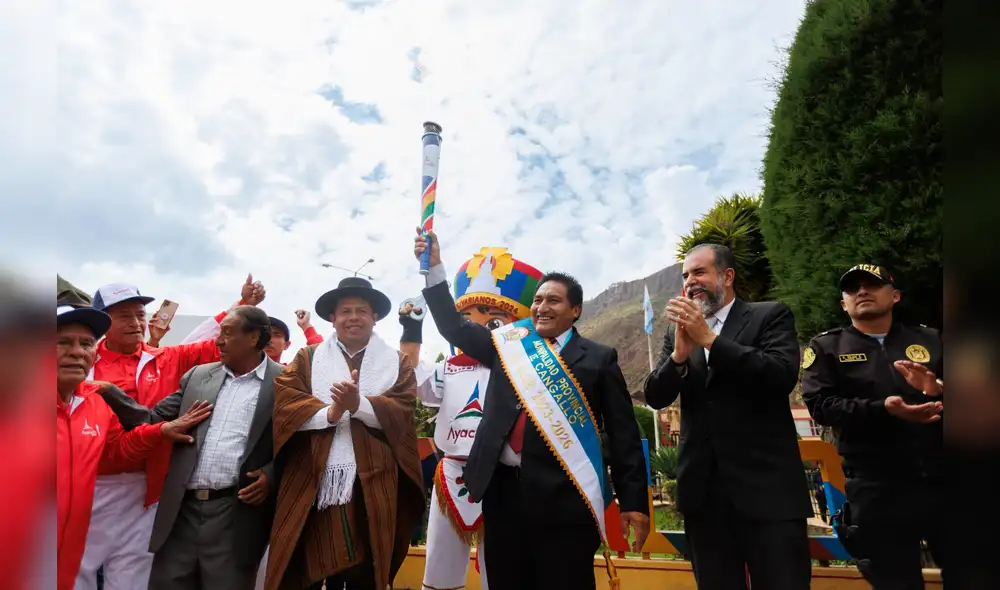 Niños, jóvenes y adultos participaron en este emotivo evento, apoyados por autoridades locales, que caminaron junto a la antorcha.