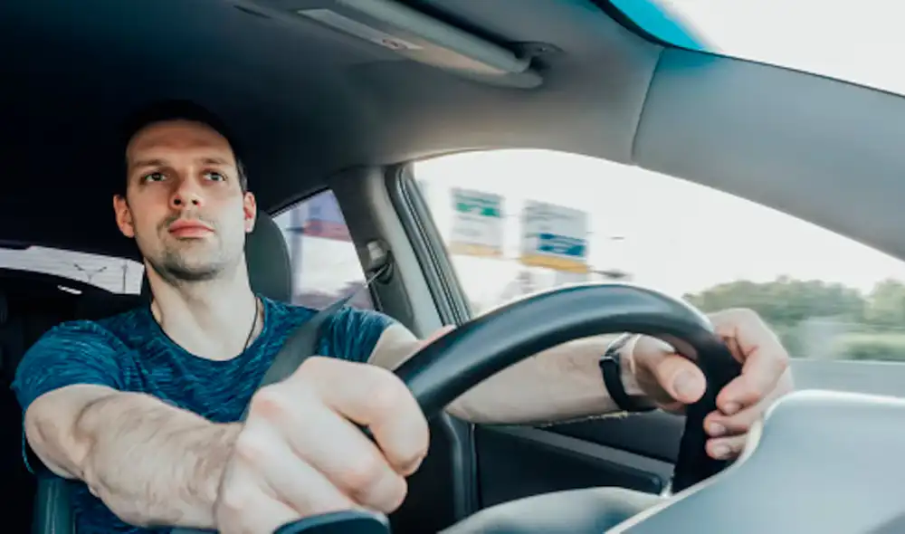 Existen diversas herramientas en línea y aplicaciones móviles que pueden ayudar a prepararse para el examen de licencia de conducir en California. Foto: Semana