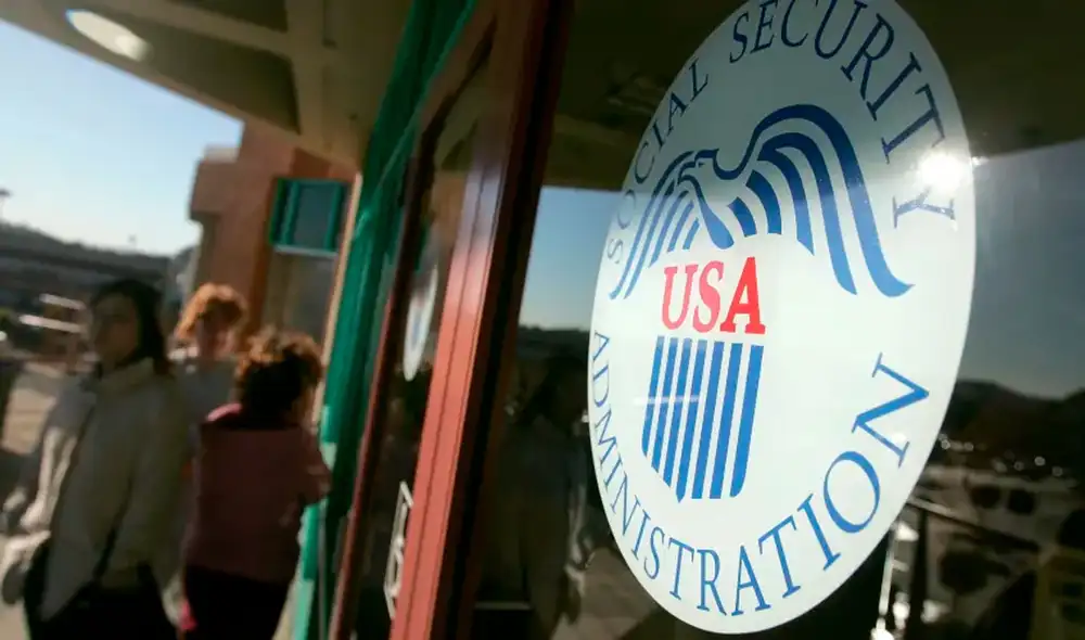 Este ajuste ha generado preocupaciones en personas que no tienen acceso constante a internet o encuentran complicado comunicarse por teléfono debido a las largas esperas. Foto: Telemundo Este ajuste ha generado preocupaciones en personas que no tienen acceso constante a internet o encuentran complicado comunicarse por teléfono debido a las largas esperas. Foto: Telemundo