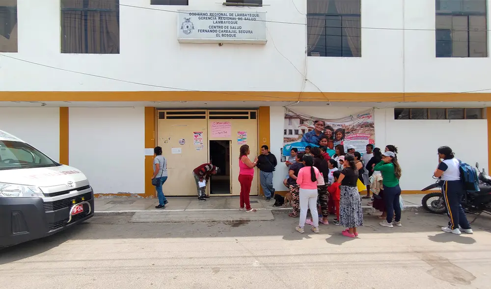 Sus docentes trataron de salvarle la vida, pero llegó cadáver al centro de salud El Bosque, en La Victoria. Foto: Emanuel Moreno/La República