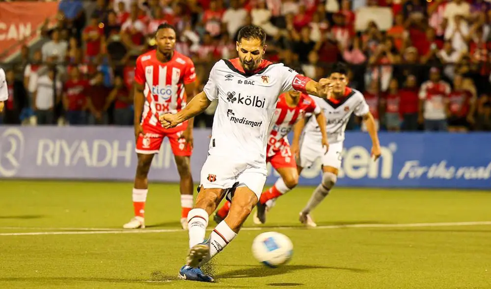 Real Estelí empezó ganando, pero la Liga empató de penal. Foto: Alajuelense