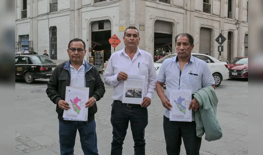Firmes. Los dirigentes Walter Carrera, Julio Campos y Edgar Vitor, piden salida del ministro. Foto: Miguel Vasquez Firmes. Los dirigentes Walter Carrera, Julio Campos y Edgar Vitor, piden salida del ministro. Foto: Miguel Vasquez