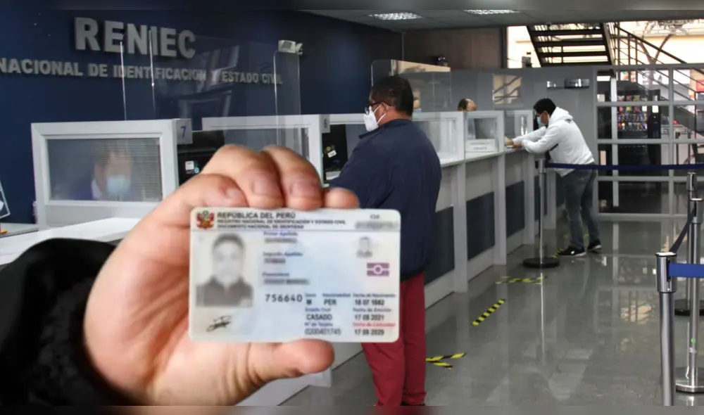 Peruanos acuden a las oficinas de Reniec para recoger su DNI electrónico. Foto: Composición LR/ Difusión/ Andina Peruanos acuden a las oficinas de Reniec para recoger su DNI electrónico. Foto: Composición LR/ Difusión/ Andina