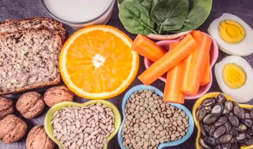 Especialistas de la Escuela de Medicina de Harvard destacan que las vitaminas del complejo B son clave para mejorar la memoria y agudeza mental, especialmente durante los exámenes. Foto: composición LR/AFP.