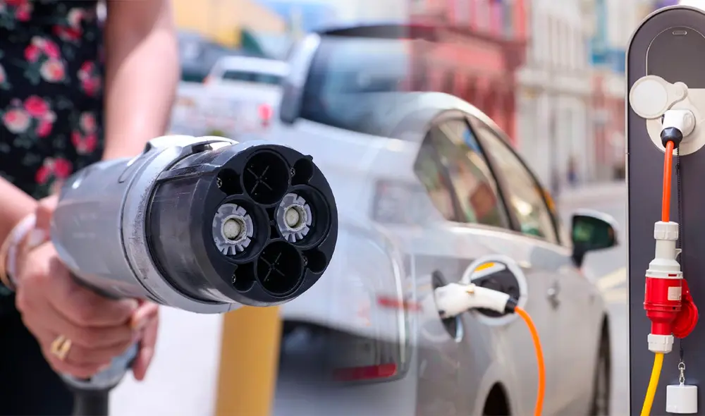 La recarga de autos eléctricos contrasta con los autos tradicionales por usar energías más renovables y ecológicas. Foto: composición LR/difusión/Andina