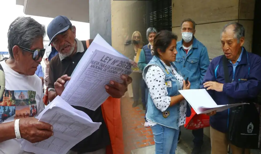 Fonavistas buscan información para hacer el cobro de su devolución de aportes al Fonavi. Foto: Composición LR/Andina. Fonavistas buscan información para hacer el cobro de su devolución de aportes al Fonavi. Foto: Composición LR/Andina.