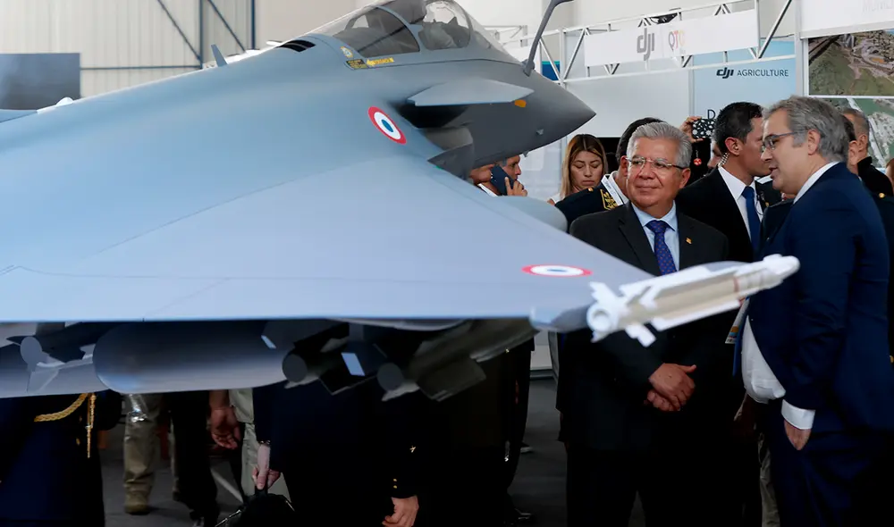 El ministro de Defensa, Walter Astudillo, ante una maqueta del caza sueco Gripen. Foto: Mindef El ministro de Defensa, Walter Astudillo, ante una maqueta del caza sueco Gripen. Foto: Mindef