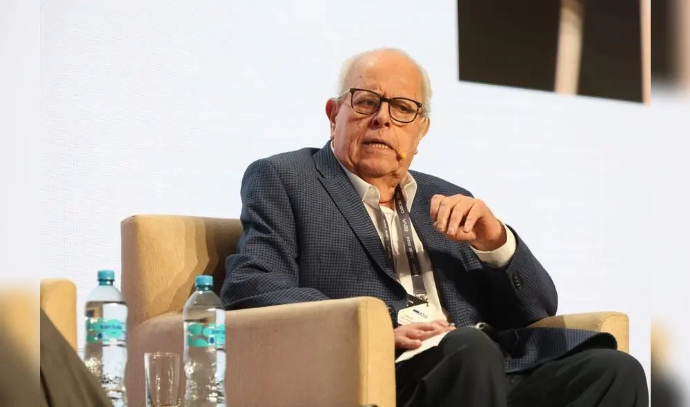 Julio Velarde fue una de las fi guras centrales de la 62ª edición del CADE, marcada por la ausencia de representantes del Poder Ejecutivo. Julio Velarde fue una de las fi guras centrales de la 62ª edición del CADE, marcada por la ausencia de representantes del Poder Ejecutivo.