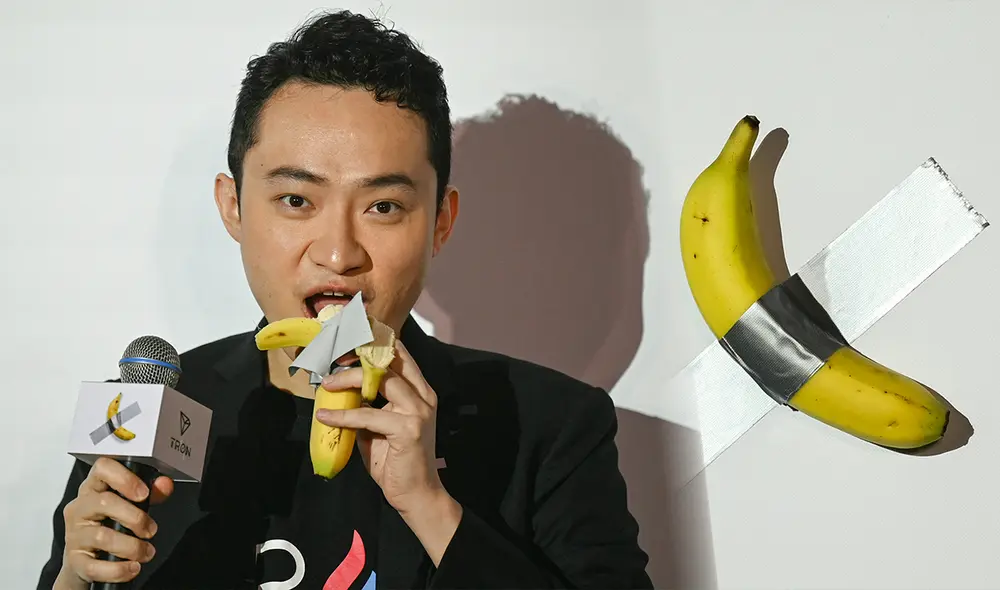 "Justin Sun, el fundador de criptomonedas nacido en China, consume una obra de arte hecha con un plátano fresco adherido a una pared con cinta adhesiva. Foto: AFP "Justin Sun, el fundador de criptomonedas nacido en China, consume una obra de arte hecha con un plátano fresco adherido a una pared con cinta adhesiva. Foto: AFP