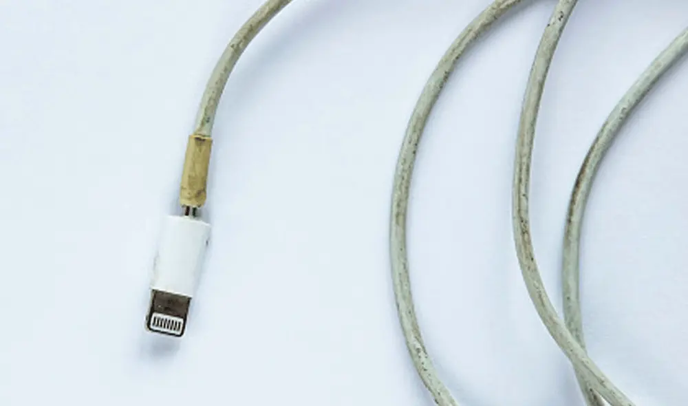 La suciedad y el desgaste del material suelen provocar esta tonalidad en los cables. Foto: Cienradios