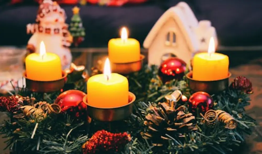 Los primeros datos de la corona cubierta con hojas de pino o abeto se remontan a 1860. Foto: Pexels.