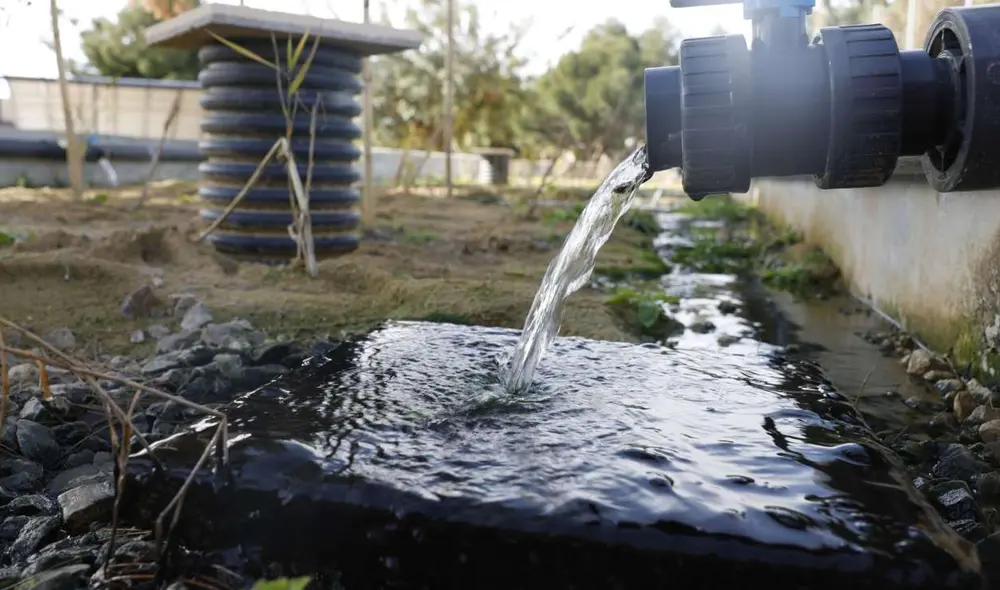Cuando los antibióticos no se eliminan adecuadamente durante el tratamiento de aguas, pueden llegar a los ecosistemas acuáticos. Foto: institutodelagua.es