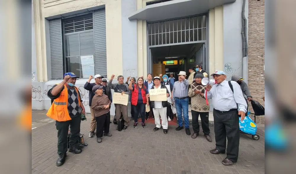 Al comedor de la av. Manco Cápac 433 acuden cientos de personas pobres. Foto: Kevin García/La República