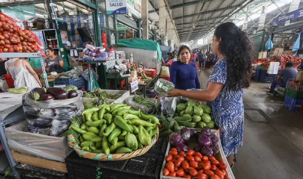 Los precios de cuatro productos alimenticios y un servicio lideraron la variación de la inflación mensual de noviembre. Foto: Andina