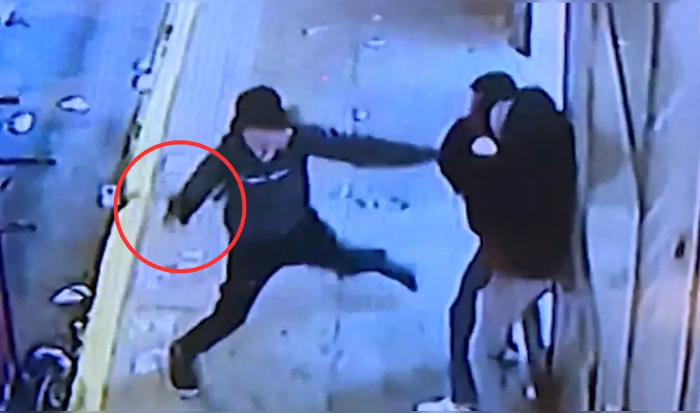 Hombres atacaron a vigilante cuando este cerraba puertas de galería. Foto: Captura America Noticias Hombres atacaron a vigilante cuando este cerraba puertas de galería. Foto: Captura America Noticias