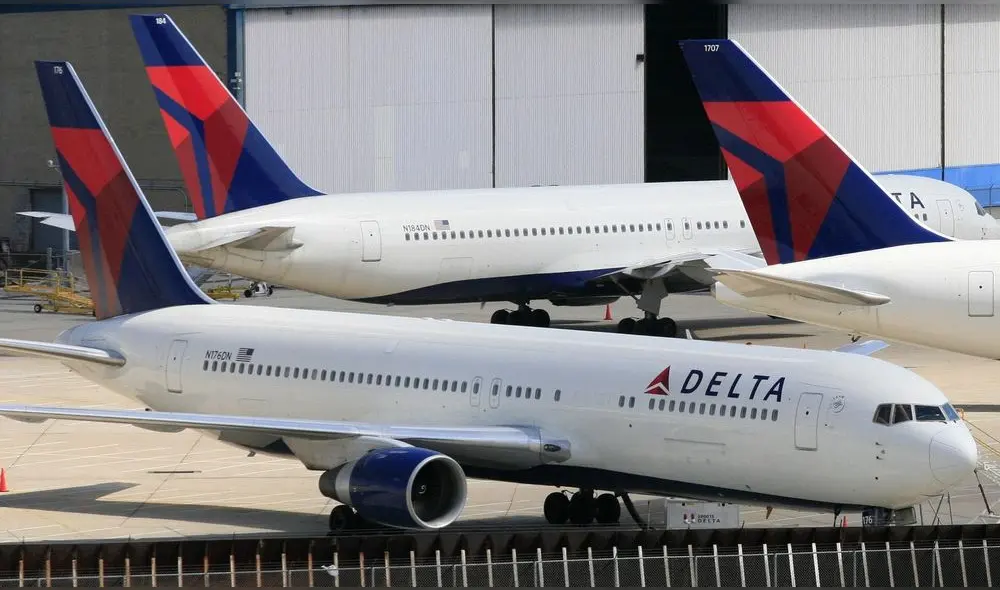 Una ciudadana extranjera abordó un avión sin ningún problema en el aeropuerto. Foto: Composición LR/Washington Times
