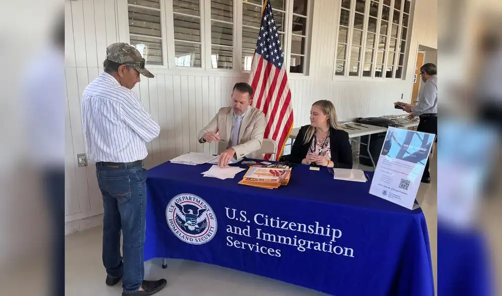 USCIS verifica constantemente que los inmigrantes en USA porten los documentos completos. Foto: Composición LR/Hs Today