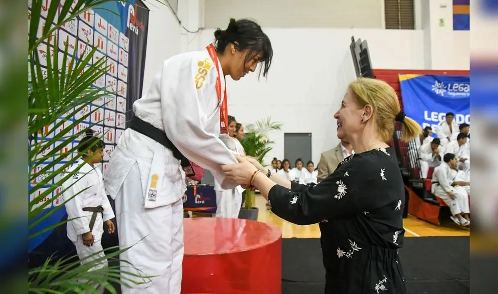 Presidenta de la Federación Deportiva Peruana de Judo, María Martínez, premiando a los ganadores Presidenta de la Federación Deportiva Peruana de Judo, María Martínez, premiando a los ganadores