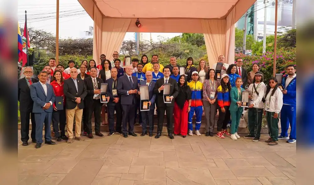 Comunidad Andina y Comité Olímpico Peruano presentaron el trofeo al Juegos Limpio Comunidad Andina y Comité Olímpico Peruano presentaron el trofeo al Juegos Limpio
